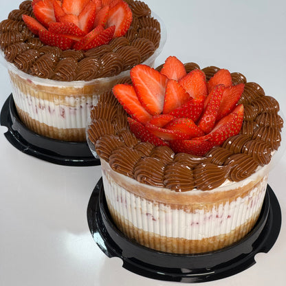 Tarta mini artesanal con crema chantilly, decoración de dulce de leche y fresas naturales en forma de flor. Postre individual perfecto para regalar o celebrar.